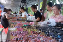 Chợ 'bán đá quý như rau' cũng bị ảnh hưởng do Covid-19