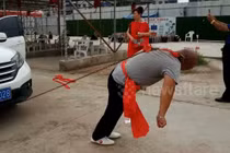 Video: Cao thủ kungfu dùng một tai kéo hai ô tô chở đầy người