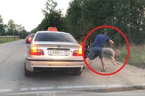 Video: Ném rác ra đường, khách nam bị tài xế taxi quẳng ra khỏi xe