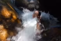 Kinh ngạc tảng đá "nuốt chửng" cả người du khách trong vài giây