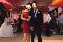 Sự thật sau bức ảnh cô dâu nhìn chú rể chụp ảnh với người yêu cũ