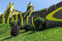 Hàng nghìn du khách đổ tới tòa thành cổ để xem điều kỳ lạ