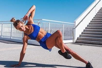 VĐV nhảy sào trở thành cô giáo yoga đình đám trên mạng