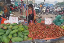 500 nghìn mua được thức ăn cả tuần, người dân đổ xô đi chợ đầu mối