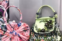 Thứ tưởng chỉ để vứt đi, được thầy giáo 'hô biến' thành túi xách 