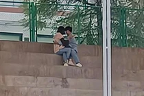 Cặp học trò định "mây mưa", bị giáo viên phát hiện