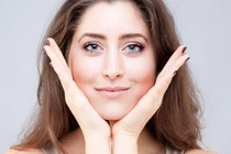 Thực hư điện thoại di động có thể gây ra mụn ở má