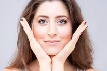 Thực hư điện thoại di động có thể gây ra mụn ở má