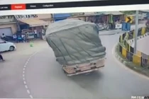 Video: Xe tải lật nghiêng sau khi ôm cua ở Ấn Độ