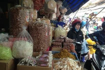 Bánh kẹo, mứt tết "ba không" đổ bộ chợ Sài Gòn