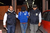 Chồng nhốt vợ con vào chuồng và nuôi bằng thức ăn động vật