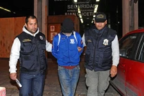 Chồng nhốt vợ con vào chuồng và nuôi bằng thức ăn động vật