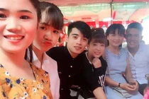 Cô dâu ôm người yêu cũ khóc nức nở trong đám cưới?