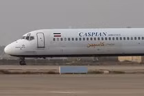 Video: Máy bay chở 130 khách trượt khỏi đường băng, lao ra giữa phố