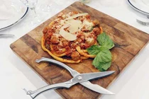 Video: Món mì Ý dài tới 9m, phải dùng kéo cắt mới ăn được