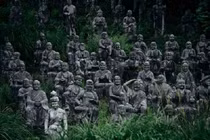 Kinh dị: 800 bức tượng đá "trừng mắt theo dõi mọi hành động của bạn" 