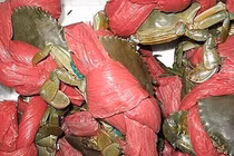 Bực mình, mua 1,8 kg cua biển, gỡ mất 5 lạng dây buộc