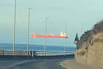 Cảnh con tàu khổng lồ "trôi lơ lửng" trên đường chân trời