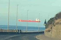 Cảnh con tàu khổng lồ "trôi lơ lửng" trên đường chân trời