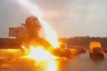 Video: Ôtô đột ngột bị sét đánh trúng 2 lần khi đang chạy