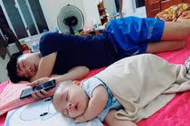 Cười ngất loạt ảnh "Đến ngủ cũng giống cha y đúc"