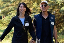 Cuộc sống bình dị bất ngờ của vợ chồng người giàu nhất thế giới