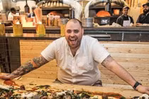 Video: Nhà hàng chỉ phục vụ thức ăn đổ trên mặt bàn vẫn hút khách