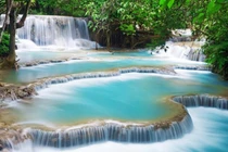 Video: Khám phá hồ nước xanh ngọc bích và ngọn thác trăm tầng ở Lào