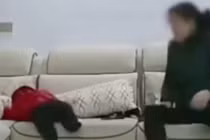 Bảo mẫu dốc ngược và ném đầu bé trai xuống sàn nhà gây sốc