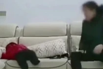 Bảo mẫu dốc ngược và ném đầu bé trai xuống sàn nhà gây sốc