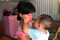 Nước mắt người mẹ trẻ từng muốn cho con để bớt khổ