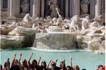 Choáng với số tiền "khủng" du khách thả xuống đài phun nước ở Italia