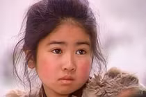 Thấy bà ngoại xích tay cháu dẫn ra đường, ai cũng mắng nhiếc