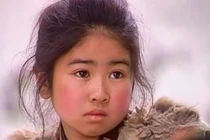 Thấy bà ngoại xích tay cháu dẫn ra đường, ai cũng mắng nhiếc