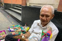 Chuyện đời cụ ông dành 26 năm cuộc đời làm nghề... "ngồi vỉa hè"