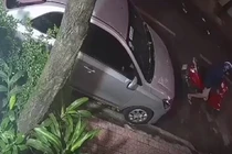 Video: Trộm vặt gương ôtô đậu dưới lòng đường trong chớp mắt
