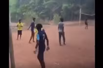 Video: Màn cứu thua liên tiếp gây sốc của thủ môn chân đất