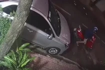 Video: Trộm vặt gương ôtô đậu dưới lòng đường trong chớp mắt
