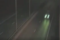 Video: Kỳ bí sinh vật ngoài hành tinh chặn đầu ôtô và biến mất trong bóng đêm