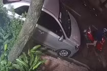 Video: Trộm vặt gương ôtô đậu dưới lòng đường trong chớp mắt