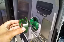 Vì sao thẻ nằm trong ví, tài khoản vẫn bốc hơi vài chục triệu