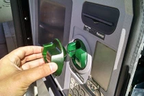 Vì sao thẻ nằm trong ví, tài khoản vẫn bốc hơi vài chục triệu