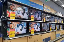 Hàng loạt tivi hạng sang giảm giá 50% vì ế hàng