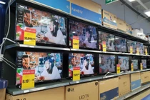 Hàng loạt tivi hạng sang giảm giá 50% vì ế hàng