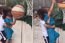 Anh trai dỗ em gái bị bóng rổ đập vào đầu đốn tim dân mạng