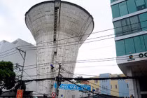 Video: Cảnh dỡ thủy đài khổng lồ cao hàng chục mét ở Sài Gòn