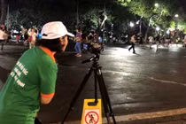 Nhân viên môi trường bị mắng xối xả khi ghi hình người vứt rác bừa bãi