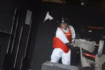 Giới trẻ Hà Nội rủ nhau đi đập phá đồ đạc cho... hả giận