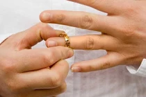 Sau quyết định ly hôn, nhà chồng ngày nào cũng nhắn tin đòi tiền