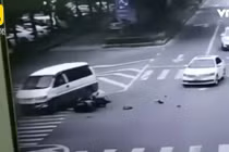 Video: Người phụ nữ đi xe máy tử nạn khi cố chạy cắt đầu ôtô